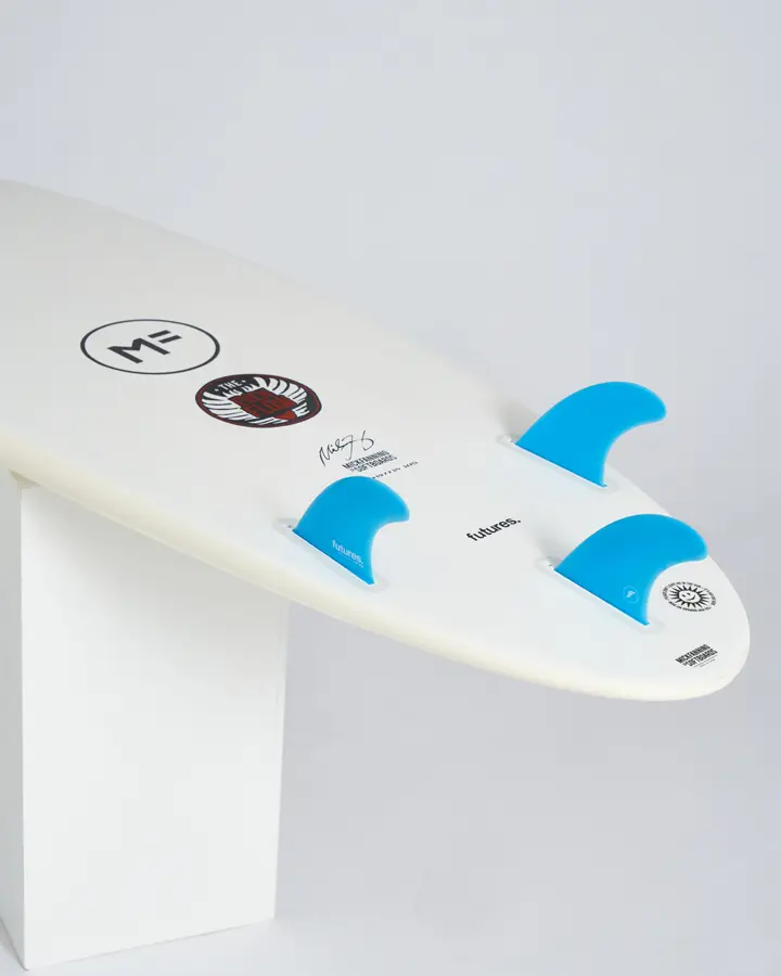 MF evenflow epoxy lam futur surfboard white fins.webp